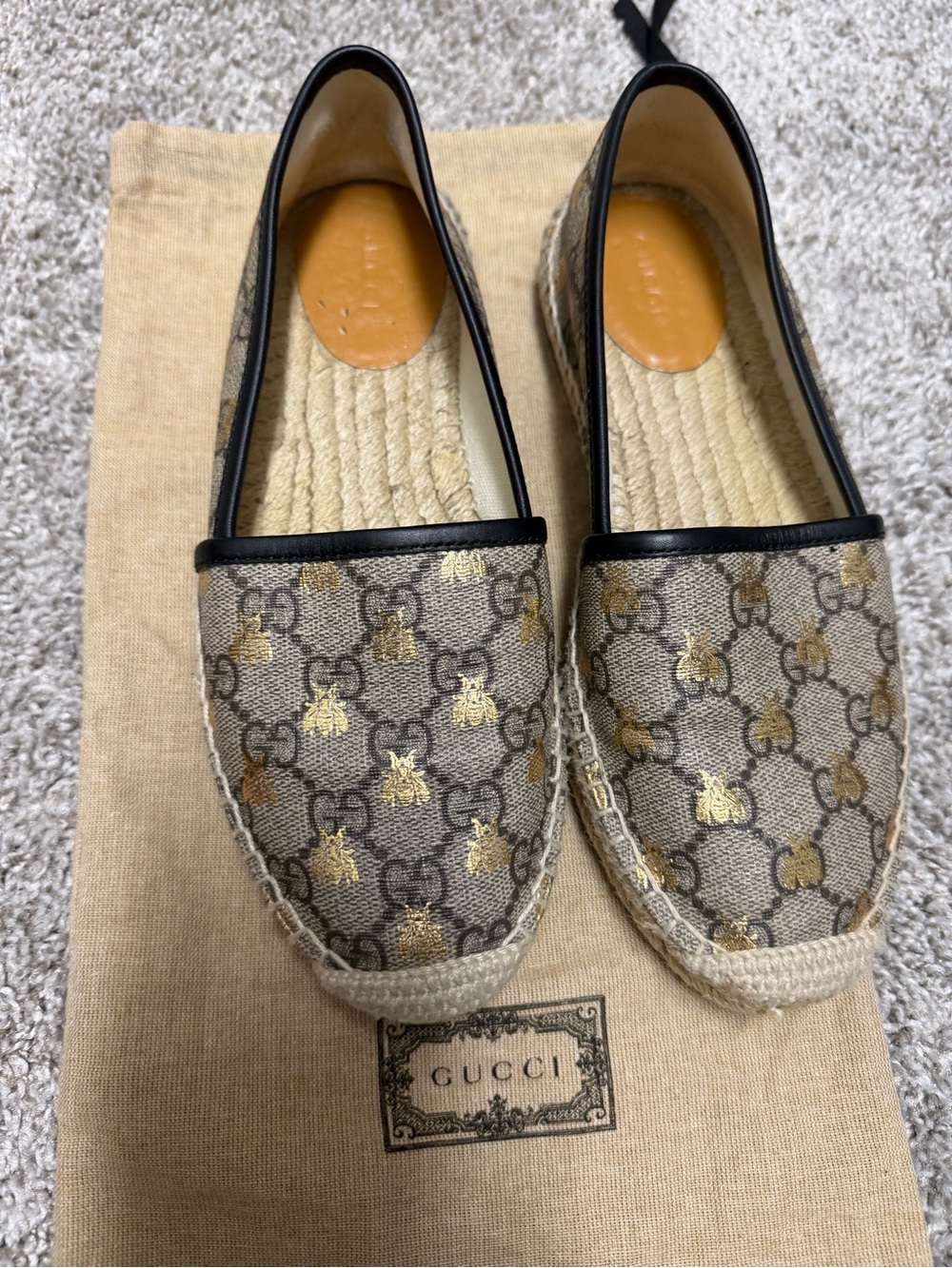 Gucci beige canvas espadrilles with gold bee motif - Picture 2 of 3
